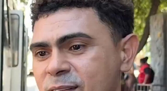 Motorista gay transforma protesto em meme ao cobrar salários atrasados durante greve em Manaus: “Tenho os bofes para sustentar”
