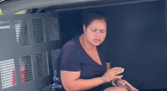 Médica é presa após acidente de trânsito e denúncia de injúria racial e homofobia contra motoristas de aplicativo: “Viado preto”