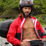 Heterossexual, ex-BBB Juninho Motoboy abre o jogo sobre cenas com outros homens: “Só acontece nas gravações”