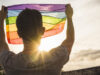 Homens gays com mais de 30 anos compartilham conselhos inspiradores que dariam ao seu “eu” mais jovem