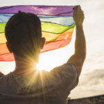 Homens gays com mais de 30 anos compartilham conselhos inspiradores que dariam ao seu “eu” mais jovem