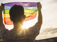 Homens gays com mais de 30 anos compartilham conselhos inspiradores que dariam ao seu “eu” mais jovem