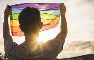 Homens gays com mais de 30 anos compartilham conselhos inspiradores que dariam ao seu “eu” mais jovem