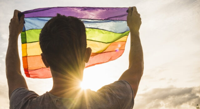 Homens gays com mais de 30 anos compartilham conselhos inspiradores que dariam ao seu “eu” mais jovem