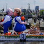 Trump e Putin são retratados como casal se beijando em instalação gigante durante Parada do Orgulho de Amsterdã