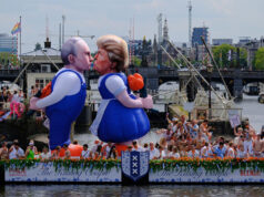 Trump e Putin são retratados como casal se beijando em instalação gigante durante Parada do Orgulho de Amsterdã