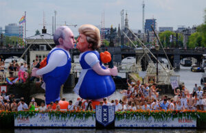 Trump e Putin são retratados como casal se beijando em instalação gigante durante Parada do Orgulho de Amsterdã