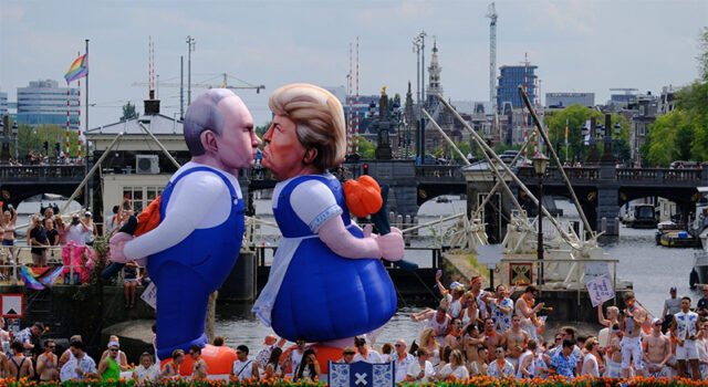 Trump e Putin são retratados como casal se beijando em instalação gigante durante Parada do Orgulho de Amsterdã