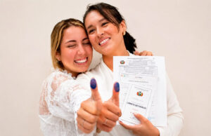 Após batalha judicial, casal de lésbicas celebra primeiro casamento civil entre pessoas do mesmo sexo na Bolívia