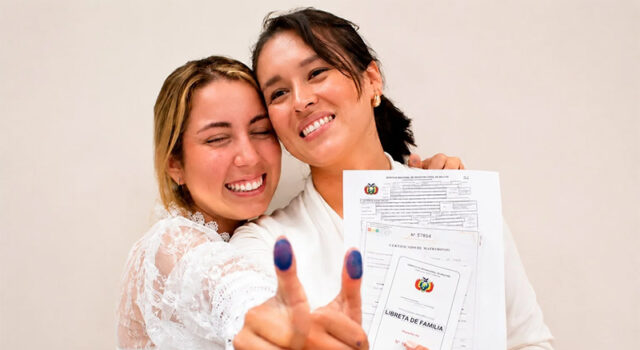 Após batalha judicial, casal de lésbicas celebra primeiro casamento civil entre pessoas do mesmo sexo na Bolívia