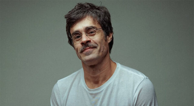 Erom Cordeiro diz que escondia sexualidade por medo de perder papéis na TV: “Performava a heterossexualidade”