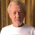 Ian McKellen revela arrependimento por não ter contado ao pai que era gay antes de sua morte: “Eu deveria ter conversado”