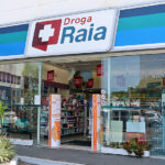 Droga Raia é condenada a pagar R$ 4 milhões após denúncias de homofobia, racismo e assédio