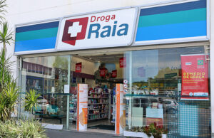Droga Raia é condenada a pagar R$ 4 milhões após denúncias de homofobia, racismo e assédio