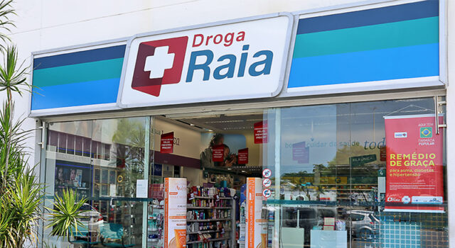 Droga Raia é condenada a pagar R$ 4 milhões após denúncias de homofobia, racismo e assédio