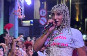 Com shows de Linn da Quebrada e Bixarte, Marcha Trans & Travesti reúne milhares no Centro do Rio