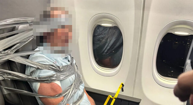Passageiro é contido com fita adesiva após ataques racistas e homofóbicos em voo nos EUA