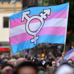 Balconista será indenizada em R$ 30 mil por transfobia após ser tratada no masculino por gerente em Salvador