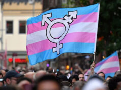 Balconista será indenizada em R$ 30 mil por transfobia após ser tratada no masculino por gerente em Salvador