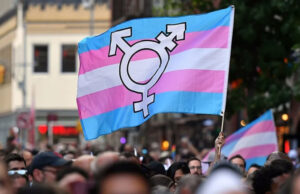 Balconista será indenizada em R$ 30 mil por transfobia após ser tratada no masculino por gerente em Salvador