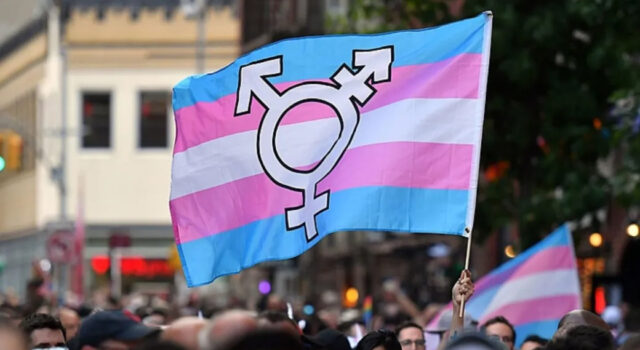 Balconista será indenizada em R$ 30 mil por transfobia após ser tratada no masculino por gerente em Salvador