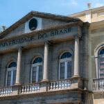 Universidade Federal do Rio apura relatos de produção de conteúdo adulto em banheiros da Faculdade de Letras