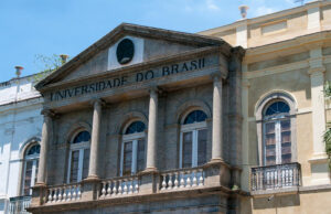 Universidade Federal do Rio apura relatos de produção de conteúdo adulto em banheiros da Faculdade de Letras