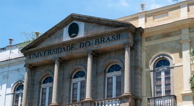 Universidade Federal do Rio apura relatos de produção de conteúdo adulto em banheiros da Faculdade de Letras