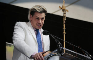 Influenciador de extrema-direita que se dizia “ex-gay”, admite que continua gay e casado com homem: “Muito envergonhado”