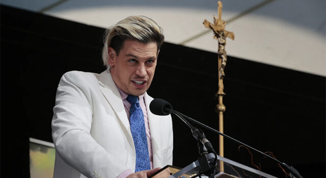 Influenciador de extrema-direita que se dizia “ex-gay”, admite que continua gay e casado com homem: “Muito envergonhado”