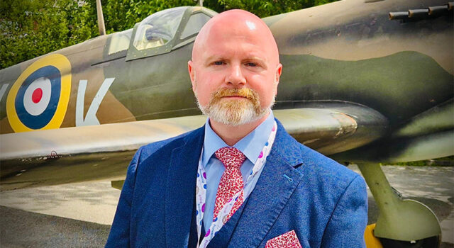 Vereador britânico tem perfil no Grindr exposto e dá resposta afiada: “Não tenho vergonha de ter uma vida social e amorosa”
