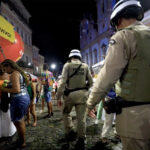 Sete PMs são denunciados por agredir foliões, causar fratura e cometer homofobia no Carnaval de Salvador