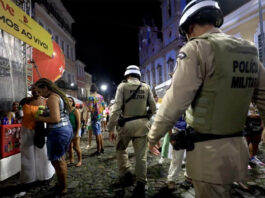 Sete PMs são denunciados por agredir foliões, causar fratura e cometer homofobia no Carnaval de Salvador