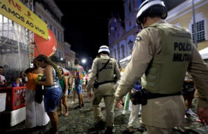Sete PMs são denunciados por agredir foliões, causar fratura e cometer homofobia no Carnaval de Salvador