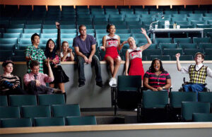 Ryan Murphy diz ter finalizado roteiro de possível reboot de “Glee” e revela reação do elenco original: “Entusiasmados com a ideia”