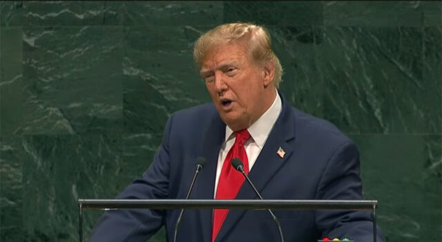 Trump ataca direitos trans em discurso na ONU e diz que crianças são vítimas de “mutilação transgênero”