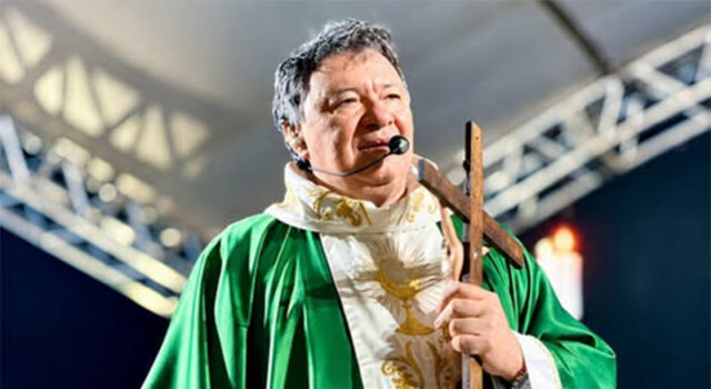 “Sapatão ganha eleição”: Polícia Civil investigará padre por homofobia durante missa ao criticar votação de aliada no DF
