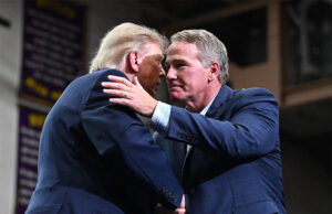 Trump diz que não costuma fazer isso com homens, mas admite ter olhado a bunda de senador: “Um pedaço de aço”