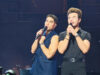 Casal em Glee, Darren Criss e Chris Colfer voltam a dividir o palco enquanto possível retorno da série ganha força