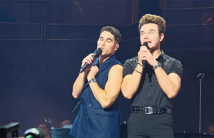 Casal em Glee, Darren Criss e Chris Colfer voltam a dividir o palco enquanto possível retorno da série ganha força