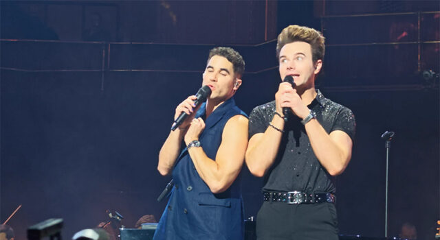Casal em Glee, Darren Criss e Chris Colfer voltam a dividir o palco enquanto possível retorno da série ganha força