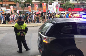 Bar gay é alvo de operação policial e 51 pessoas acabam detidas por estarem sem camisa: “Infrações contra a moral pública”