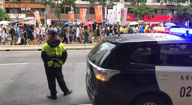 Bar gay é alvo de operação policial e 51 pessoas acabam detidas por estarem sem camisa: “Infrações contra a moral pública”