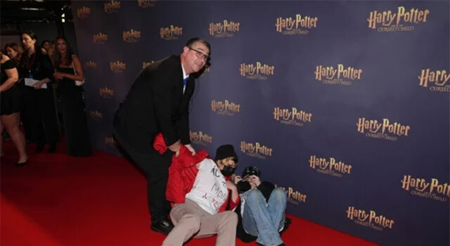 Ativistas pelos direitos trans protestam em estreia de peça de Harry Potter em Londres: “O dinheiro de Rowling mata”