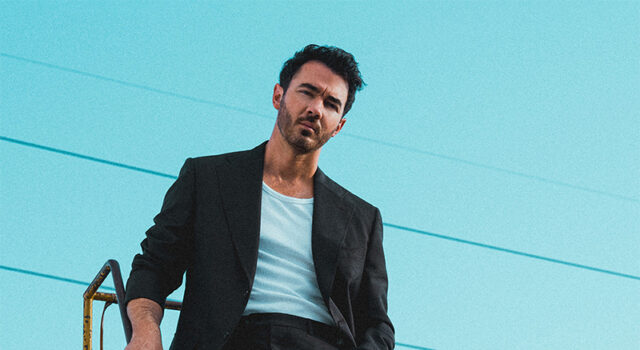 Ops! Kevin Jonas conta que compartilhou foto peladão sem querer em grupo com os irmãos Nick e Joe: “Literalmente só o pênis”
