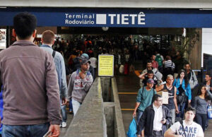 Mulher é esfaqueada no terminal Tietê após ataque com suposta motivação política e homofóbica; agressor gritou ‘Bolsonaro 22’