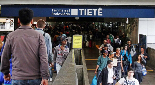 Mulher é esfaqueada no terminal Tietê após ataque com suposta motivação política e homofóbica; agressor gritou ‘Bolsonaro 22’